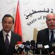 وزير الخارجية الصيني وانج يي مع نظيره الفلسطيني رياض المالكي  - الأناضول