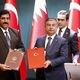 وقع وزير الدفاع التركي "عصمت يلماز"(يمين)، ووزير الدولة القطري لشؤون الدفاع "حمد علي العطية الأناضول