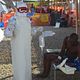 ممرضة تسعف مصابا بايبولا في كيناما في سيراليون