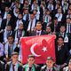 فلسطيني من غزة يحمل علم تركيا في عرس جماعي - الأناضول