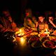 عائلة تأكل على ضوء الشموع في غزة- جيتي