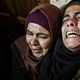 فلسطينيتان تبكيان الشهيد الفلسطيني فهد الأسطل (16 عاما) غزة - أ ف ب
