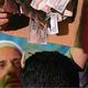 رجل يحتفل بأحد المتزوجين في مصر بإلقاء المال على رأسه- جيتي