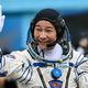 الملياردير الياباني يوساكو مايزاوا يلقي التحية في 8 كانون الأول/ديسمبر 2021 في بايكونور في كازاخستان قبل انطلاقه في رحلة سياحية إلى الفضاء الخارجي ليصل إلى محطة الفضاء الدولية