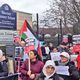 وقفة امام مدرسة في بريطانيا تعرض طلاب داعمي لغزة للتنمر من ادراتها- التايمز