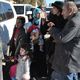 مدنيين سوريين ينتظرون الخروج من حمص مع الأمم المتحدة - (أرشيفية) أ ف ب