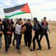 فلسطينيون ينقلون مصاباً برصاص الاحتلال على حدود غزة - الأناضول