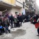 مواطنون يصطفون للحصول على مساعدات غذائية - مخيم اليرموك - دمشق