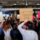 متظاهرون في مطار لوس أنجلوس احتجاجا على قرار ترامب