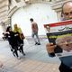 إيراني يطالع صحيفة يومية على صفحتها الرئيسية ترامب - أ ف ب