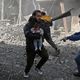 سوري ينقذ مصابا جراء قصف النظام للغوطة - أ ف ب