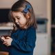 طفلة تلعب في الموبايل ايباد تكنولوجيا