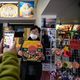 زبون يلتقط صورة أمام صورة لمخرج فيلم "باراسايت" بونغ جون-هو في مطعم "سكاي بيتزا" في سيول في 13 شباط/