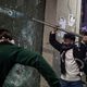 متظاهرون مناهضون للحكومة يحطمون نافذة أحد البنوك في بيروت الشهر الماضي- نيويورك تايمز