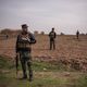 جنود عراقيون يتفقدون موقع هجوم صاروخي أسفر عن مقتل متعاقد أمريكي - نيويورك تايمز