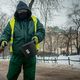 عامل بلدي يرش بقايا البن المطحون في حديقة عامة في مدينة كراكوف البولندية في 10 شباط/فبراير 2021