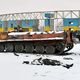 جثة جندي روسي بجانب دبابة مدمرة- جيتي