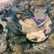 عناصر من الجيش التركي خلال نقل طفل مصاب في زلزال أرضروم عام 1983- بيلجيبيديا تركيا