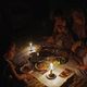 عائلة مصرية تتناول الطعام في العتمة - أرشيفية