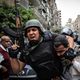 شرطي مصري يعتدي على متظاهر سلمي - الأناضول
