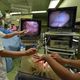 طبيب ياباني يدرب جراحين متدربين مستخدما رئة اصطناعية مصنوعة بواسطة طابعة بالابعاد الثلاثية