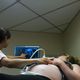 حامل تخضع للتصوير بالموجات فوق الصوتية في مستشفى في المنطقة الباريسية