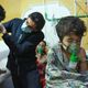 سوريون يتلقون العلاج من هجوم كيماوي في الغوطة - جيتي