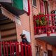 فتاة تراقب الحي الفارغ من شرفة منزلها في العاصمة الإيطالية روما- جيتي