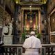 صورة وزعها الفاتيكان تظهر البابا فرنسيس يؤدي الصلاة في كنيسة في روما في 15 اذار/مارس 2020