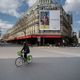 رجل على دراجته في شوارع باريس المقفرة في 18 آذار/مارس 2020