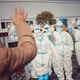 طاقم طبي يودع مريضة شفيت من فيروس كورونا بالصين- جيتي