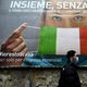 لافتة توعية للإيطاليين في شأن تدابير مكافحة فيروس كورونا المستجد في أحد شوارع مدينة نابولي جنوب إيطا