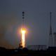 انطلاق صاروخ سويوز من قاعدة بايكونور في كازاخستان حاملا 38 قمرا اصطناعيا من 18 بلدا في 22 آذار/مارس 