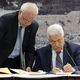 عباس وعريقات خلال التوقيع على وثائق الانضمام للمنظمات الدولية - ا ف ب