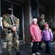 حارسان مواليان لروسيا يقفان خارج مبنى الإدارة الإقليمية في شرق أوكرانيا – ا ف ب