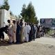 شرطي أفغاني يقوم بتفتيش الناخبين قبل الإدلاء بأصواتهم - ا ف ب