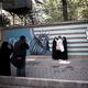 إيرانيون يلتقطون صورا أمام جدارية تصف أمريكا بالشيطان الأكبر - أ ف ب