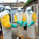عاملون طبيون ينظفون ملابسهم ضمن حملة مكافحة فيروس ايبولا في مستشفى دونكا في كوناكري