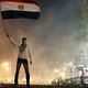 متظاهر مصري يحمل العلم في ساحة التحرير  في الاحتجاجات ضد مبارك - أ ف ب
