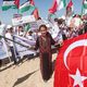 علم تركيا وصور شهداء سفينة كسر الحصار بفعالية في غزة- الأناضول