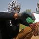 شبان من غزة يشعلون قماشا مربوطا بطائرة ورقية لإطلاقها لمهاجمة الاحتلال- جيتي
