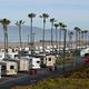 منازل تخييم مركونة إلى جانب شاطئ في لوس انجليس في ولاية كاليفورنيا الأميركية في 31 آذار/مارس 2020