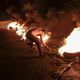 لبنان متظاهر لبناني مناهض للحكومة يحرق إطارات لسد الطريق السريع الساحلي شمال بيروت جيتي
