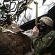 جندي أوكراني يرصد التحركات العسكرية الروسية على الحدود- جيتي