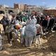 فرق الدفاع المدني خلال انتشال جثامين الشهداء من مقبرة جماعية بساحة مستشفى ناصر- الأناضول