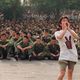 طالب في ميدان تياننمن يهتف أمام جمع من الجنود الصينيين قبل قمع الاعتصام- جيتي