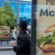 ماكدونالدز الإسرائيلي قدم وجبات مجانية بالآلاف لجنود الاحتلال- جيتي