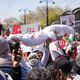 المشاركون رفعوا أكفان أطفال رمزية في دلالة لقتل الأطفال بغزة- عربي21