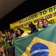 مشجعون للمنتخب البرازيلي ينتظرون رؤية لاعبي المنتخب الاسترالي اول الواصلين الى البرازيل في 28 ايار/م