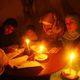 عائلة مصرية تذاكر لأبنائها على ضوء الشموع انقطاع الكهرباء في مصر - أرشيفية